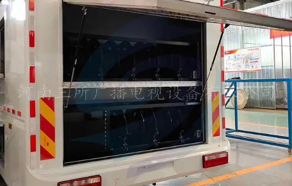 三所广电4K全媒体直播车3.webp