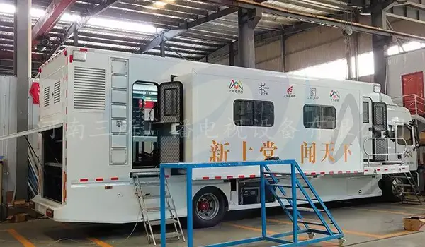 三所广电 全媒体直播车3.webp