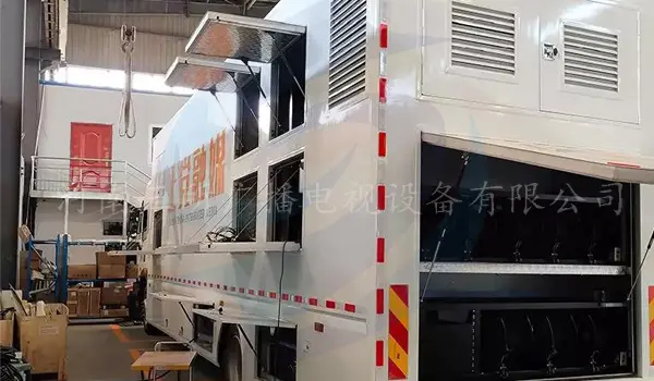 三所广电 全媒体直播车14.webp