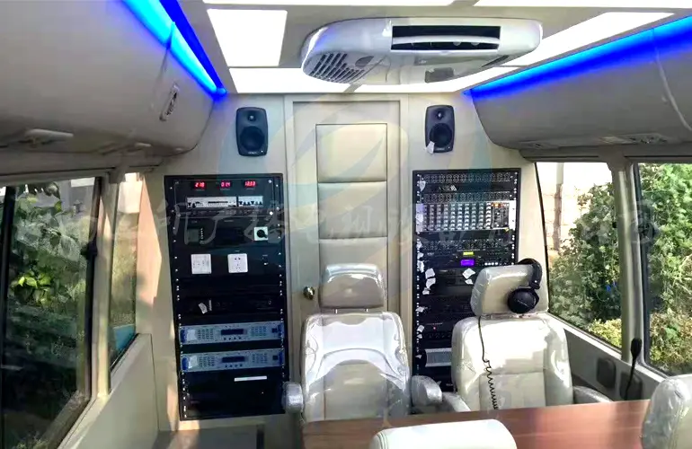 三所融媒体直播车 (2).webp 三所融媒体直播车 (2).webp